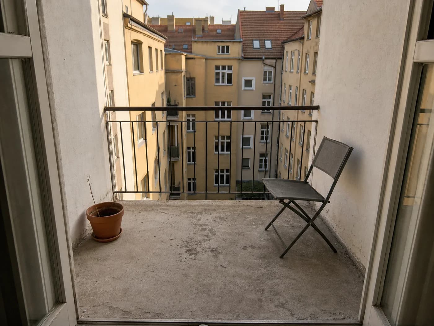 Kahler Balkon vor der digitalen Gestaltung