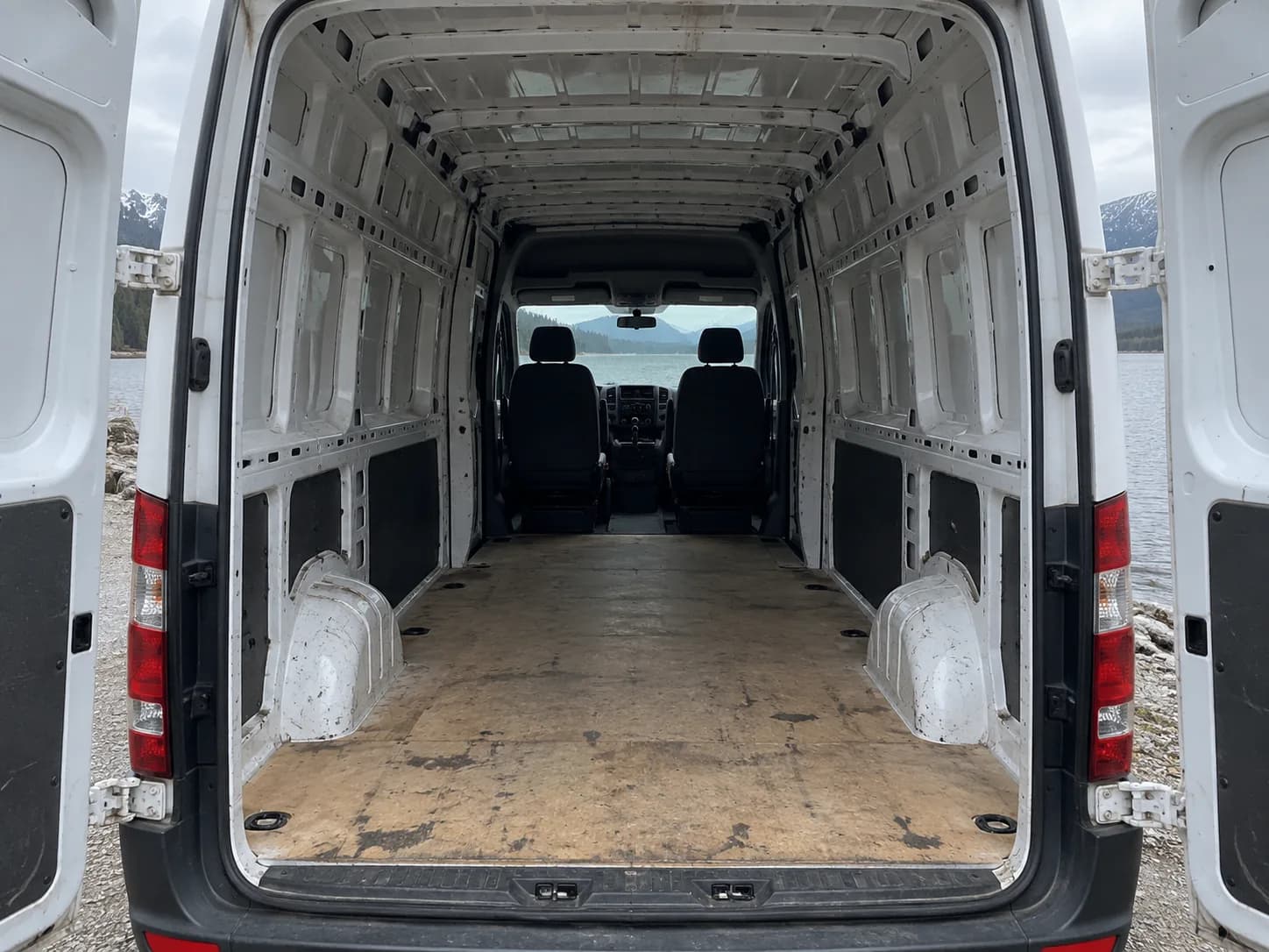 Ausgangsbild vor der Bearbeitung für Camper-Innenraum mit KI planen