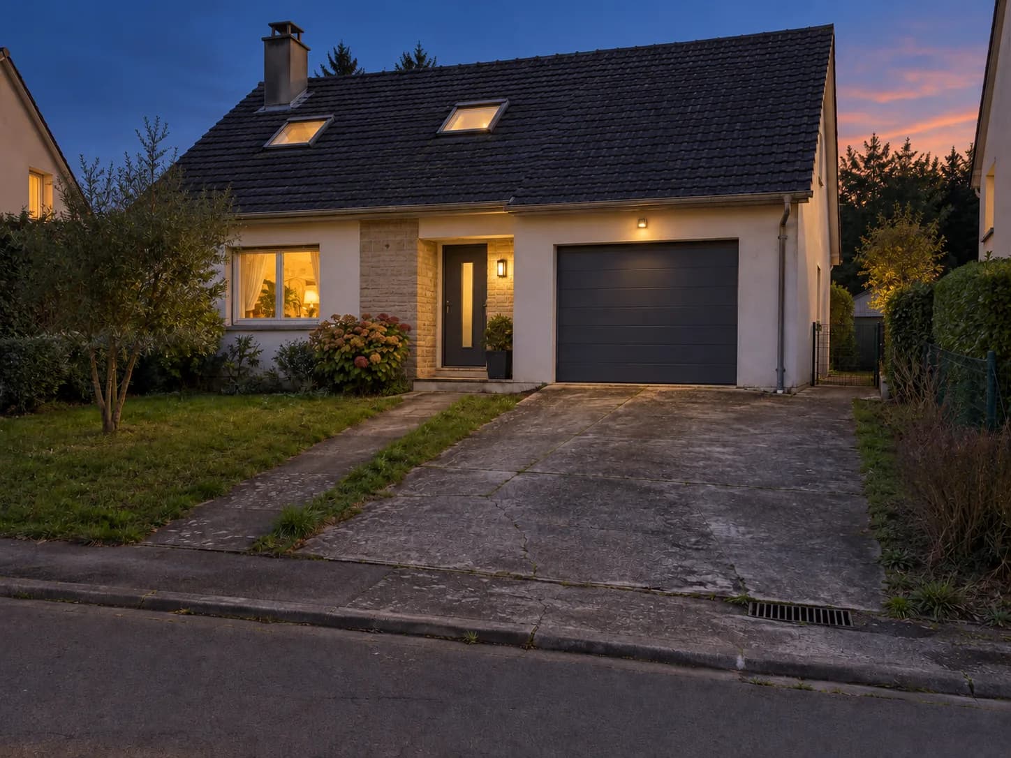 Realistische Visualisierung nach der Bearbeitung für Immobilienfoto in Abendstimmung verwandeln