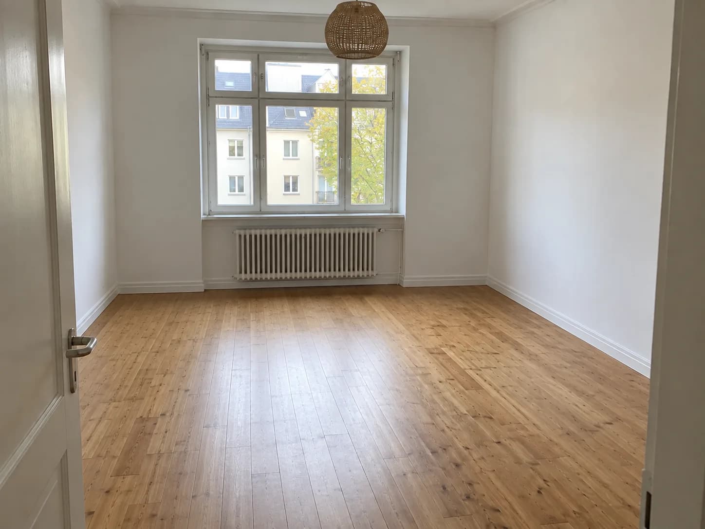 Realistische Visualisierung nach der Bearbeitung für Möbel aus Raumfoto entfernen