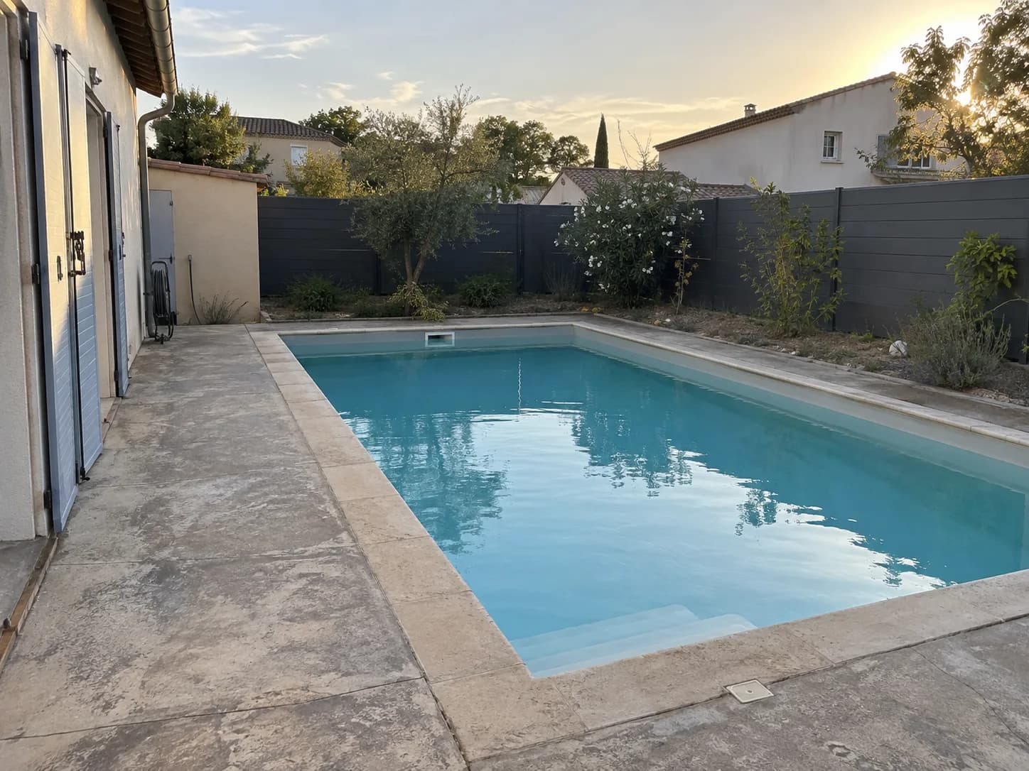 Ausgangsbild vor der Bearbeitung für Poolbereich mit KI gestalten