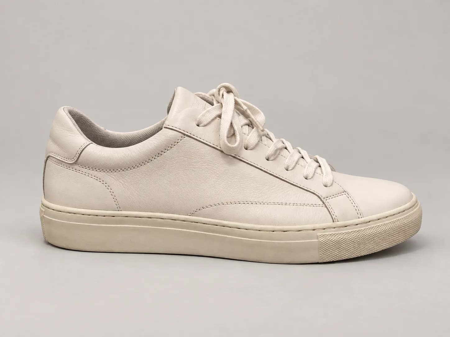 Realistische Visualisierung nach der Bearbeitung für Schuh-Produktfotos mit KI erstellen